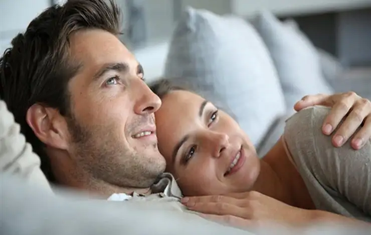 لماذا تغمــض المرأة عينها اثناء  العـ،ـلاقة ؟