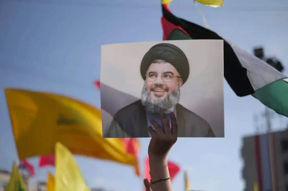 الرسالة التي كتبها نصـ... ر الله قبل رحيله تظهر الآن وتصدم كل اللبنانيين!! لن يتوقع أحد ماذا كتب فيها ولماذا حاول المقربون منه اخفائها الى اليوم؟!