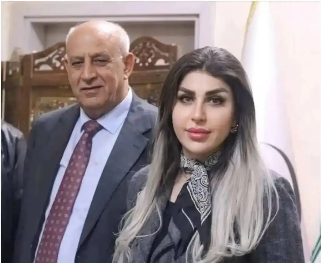 كانت تعلم بوجود الكاميرات لكنها لم تبالي بأي شيء.. فيديو مخزي يقشعر له ل الأبدان لأجمل موظفة عراقية وهي تعض واندمجت بشكل كبير.. لن تستطيع اكمال المشاهدة من شدة الاحراج