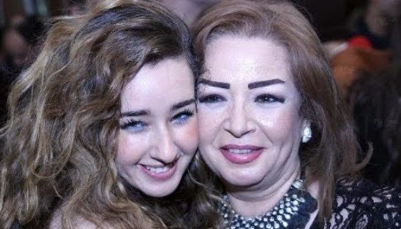 testهنا الزاهد ووالدتها