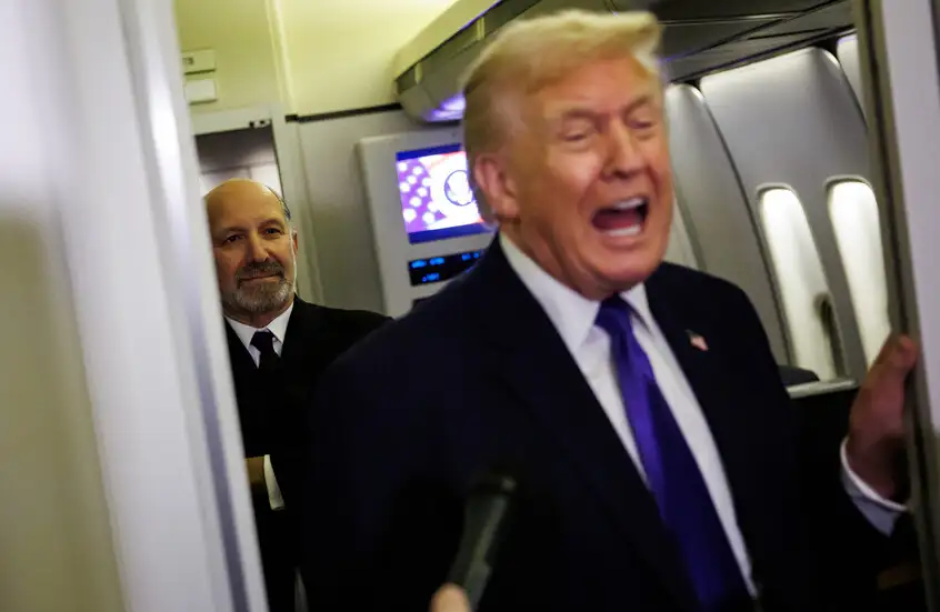 اللحظات الجميلة لاتدوم طويلاً وداعاً ترامب.. العالم مصدوم بعد انتشار فيديو جديد لترامب بوضوح ودقة عالية وهو بوضع مخزي بكاميرا سرية مثبته اعلى الكرسي