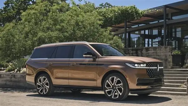 testسيارة لينكون نافيجيتور 2025