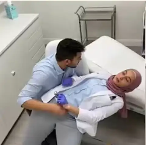 صدمة كبيرة في المغرب بعد انتشار المقطع.. دكتـ،ـورة جميلة استـدرجت سائقها الخاص وقامت بتصوير فيديو معه لمدة 22 دقيقة داخل مكتبها: 