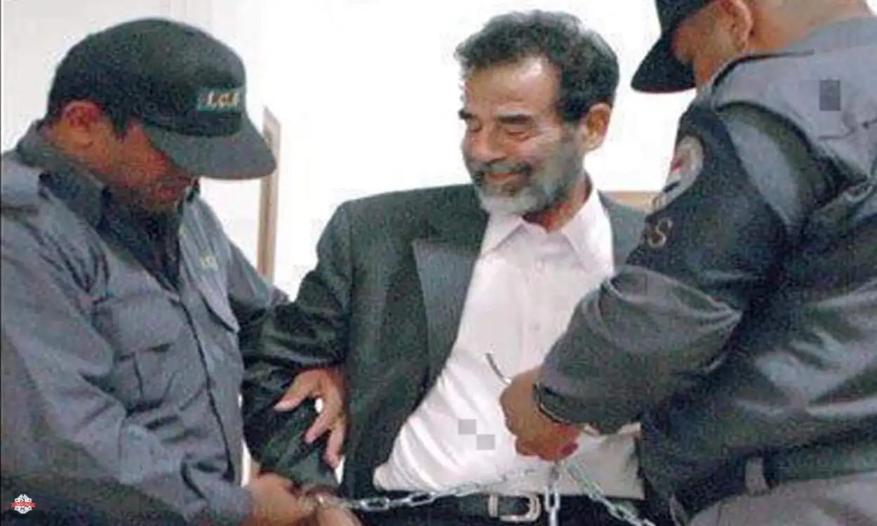 اليكم مشهد الاعتـ ـ...داء على صـ ....ـدام حسين التي حاولت امريكا اخفائه عن جميع المواطنين.. مشهد يهز القلوب ويبكي العيون! ماتت قلوبهم وتجاوزوا كل الخطوط الحمراء ولم يعد هناك أي انسانية 