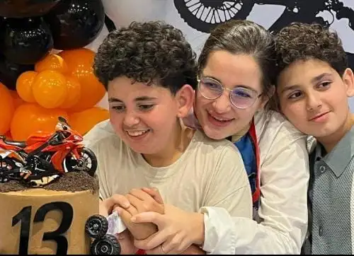 testشام الذهبي وشقيقيها