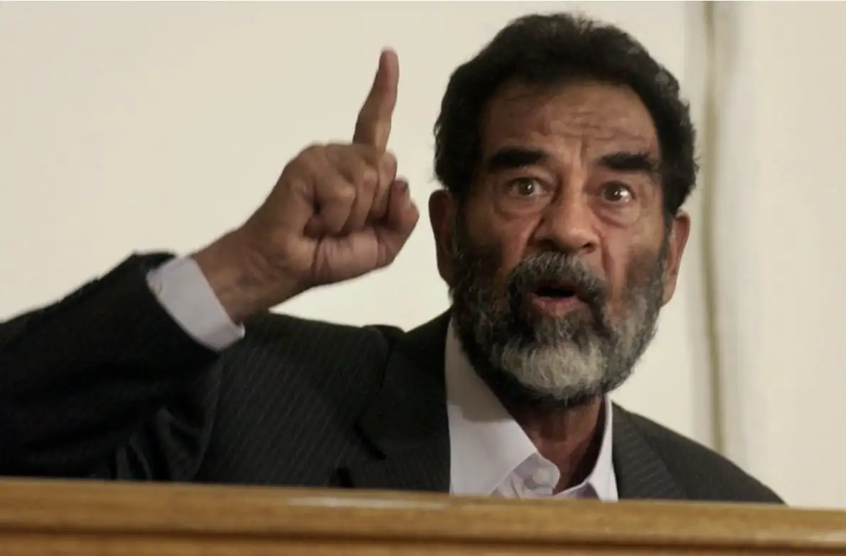 وصية صدام حسـ..ـين الذي كتبها قبل لحظات من رحـ..ـيله تصدم جميع العـ..ـراقيين.. لن يتوقع أحد ماذا طلب منهم ولم يتم تنفيذه حتى الآن !!
